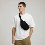 sac banane velours côtelé noir porté en bandoulière par un homme