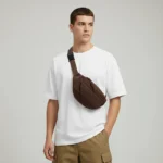 sac banane velours côtelé marron foncé porté en bandoulière par un homme