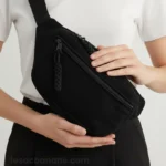 sac banane velours côtelé noir porté entre deux mains de femme