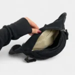 sac banane velours côtelé noir grande poche ouverte