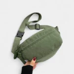 sac banane velours côtelé vert kaki dans une main
