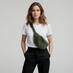 sac banane velours vert foncé porté par une femme en bandoulière