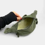 sac banane velours vert foncé grande poche ouverte avec des compartiments