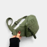 sac banane velours vert tirettes tressées en scoubidous