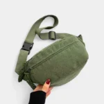 sac banane velours vert côtelé avec trois poches