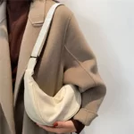 Sac Banane Tendance blanc cassé porté épaule