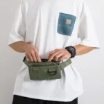 petit-sac-banane-vert-kaki-porte-par-un-homme-a-la-taille petit sac banane vert kaki porté à la taille par un homme