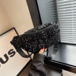 sac-banana-sequins-noirs-main-laniere sac banana sequins noirs tenu à la main par une femme