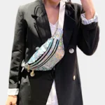 sac banane brillant argenté porté en bandoulière par une femme