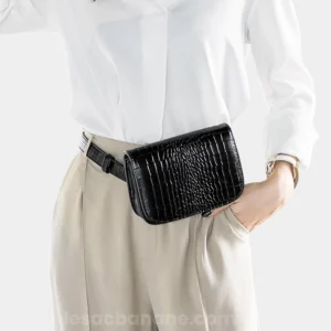 sac banane ceinture porté à la taille par une femme