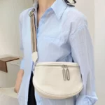 sac banane chic blanc en bandoulière