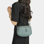 sac banane chic cuir bleu en bandoulière