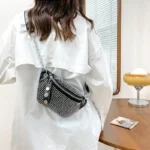 sac banane clouté argenté porté en bandoulière dans le dos par une femme