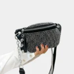 sac banane clouté argenté porté à la main par une femme