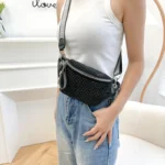 sac banane clouté noir porté en bandoulière par une femme