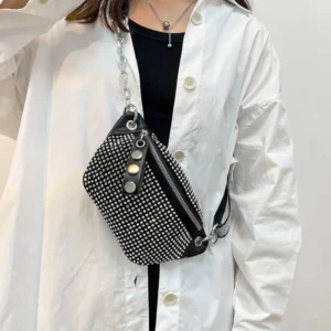 sac banane clouté argenté porté en bandoulière par une femme