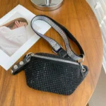 sac banane clouté noir avec une lanière à chevron noir et blanc