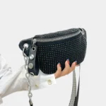 sac banane clouté noir porté à la main par une femme