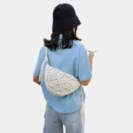sac banane crochet blanc porté dans le dos