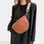 sac banane daim marron camel en bandoulière