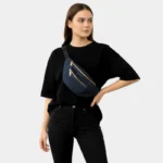 sac banane denim en jean brut porté en bandoulière par une femme