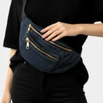 sac banane denim en jean brut détail avec une main dessus