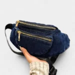 sac banane denim en jean brut dans une main
