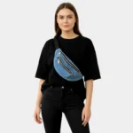 sac banane denim en jean clair porté en bandoulière par une femme