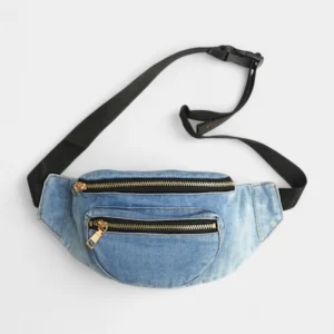 sac banane denim en jean clair avec des fermetures éclaires dorées