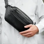 sac banane étanche noir mat porté sous la pluie