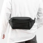 sac banane étanche noir porté à la taille par un homme