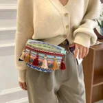 sac banane ethnique bleu porté à la taille par une femme