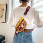 sac banane ethnique jaune porté en bandoulière dans le dos par une femme