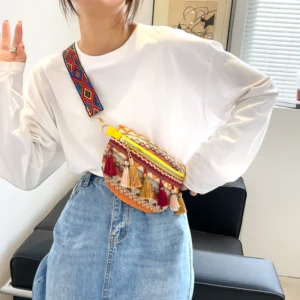 sac banane ethnique jaune porté en bandoulière par une femme