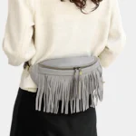 sac-banane-frange-gris-ceinture-femme sac banane frange gris porté à la taille par une femme
