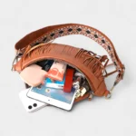 sac-banane-frange-marron-grande-poche-remplie sac banane frange marron grande poche ouverte avec pleins d'accessoires dedans