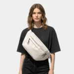 sac banane grand format blanc porté en bandoulière par une femme