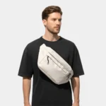 sac banane grand format blanc porté en bandoulière par un homme