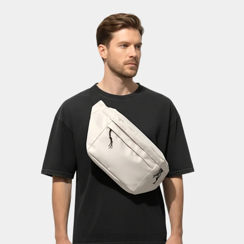 sac banane grand format blanc porté en bandoulière par un homme