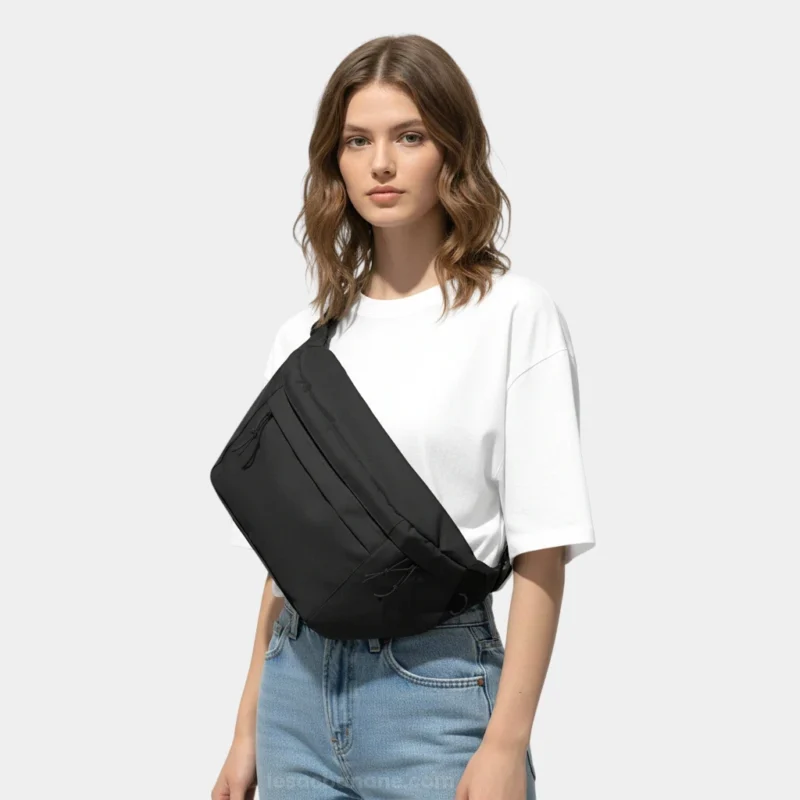 sac banane grand format noir porté en bandoulière par une femme