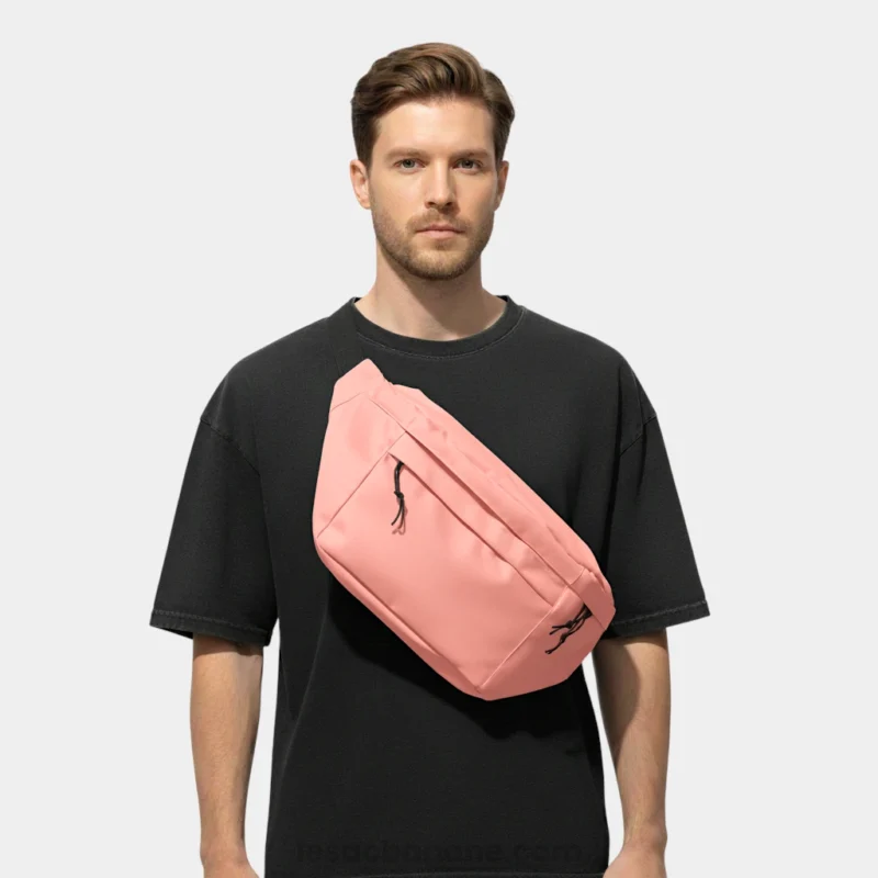 sac banane grand format rose saumon porté en bandoulière par un homme