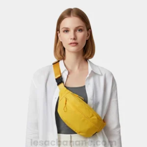 Sac banane jaune porté en bandoulière par une femme de face avec une sangle large à attache plastique