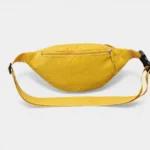 Sac banane jaune posé à plat vue arrière, avec une sangle unie et fermeture zippée métallique