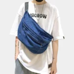 sac banane jean brut porté en bandoulière par un homme