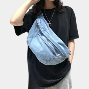 sac banane jean clair porté en bandoulière par une femme