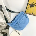 sac banane jean clair avec lanière en nylon noir à clip