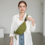 sac banane kaki porté en bandoulière par une femme