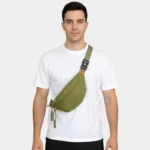 sac banane kaki porté en bandoulière par un homme