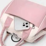 sac banane langer avec un smartphone iphone qui sort de sa poche zippée avant