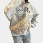 sac banane matelassé beige porté en bandoulière